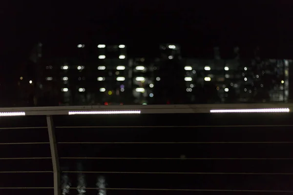 Abstrakte Fußgängerbrücke Bei Nacht Der Süddeutschen Stadt Bei Stuttgart Mit — Stockfoto