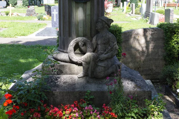 夏季には南ドイツの歴史的な街の教会の墓地 — ストック写真