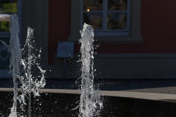 在6月的一个非常阳光明媚的一天 在德国南部 你看到在一个历史建筑前面的喷泉明亮的水珍珠 — 图库照片