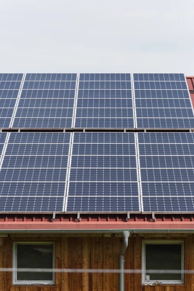 7月炎热的夏天 德国南部农村一座农村建筑的屋顶上的太阳能电池板 — 图库照片