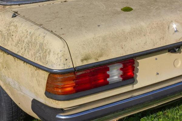 ドイツ南部シュトゥットガルトの近くで緑の芝生に古い風化のドイツの有名なブランド車 — ストック写真
