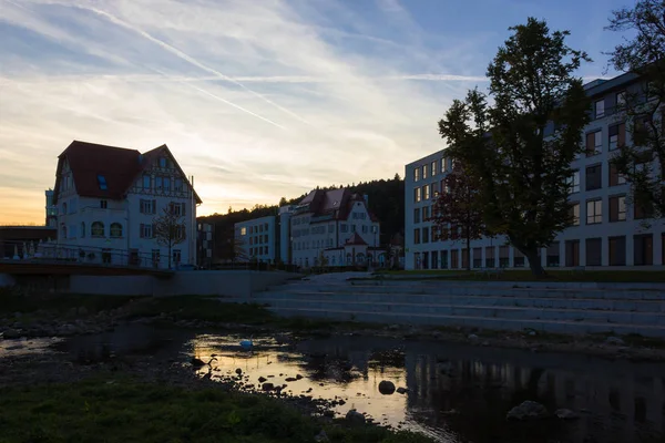 日落南德国欧洲历史城市景观斯图加特施韦比斯穆恩德景观太阳能电池板邻邻山山美丽 — 图库照片