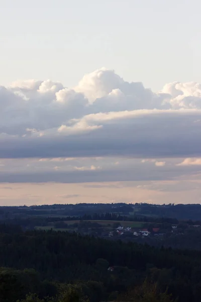 Einem Septemberabend Sieht Man Dörfer Und Weit Entfernte Windkraftanlagen Mit — Stockfoto