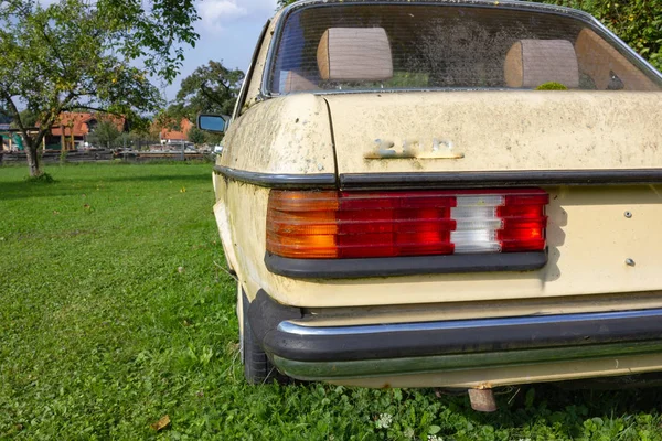 ドイツ南部シュトゥットガルトの近くで緑の芝生に古い風化のドイツの有名なブランド車 — ストック写真