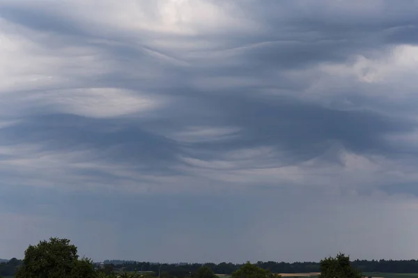 Una Giornata Estiva Luglio Nuvole Molto Scure Piene Acqua Umida — Foto Stock