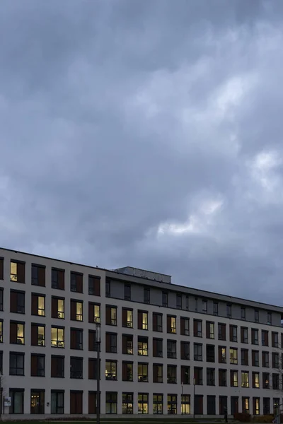 Edificios Oficinas Con Puesta Sol Cielo Color Otoño Nubes Sur — Foto de Stock