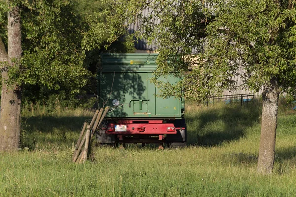 在一个非常阳光明媚的日子7月在德国南部 你看到的细节和马盒拖车本身与周围的一些植物 — 图库照片