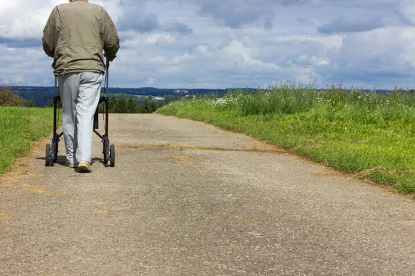 Camino Lado Del Campo Verde Cielo Azul Rollator Con Hombre —  Fotos de Stock