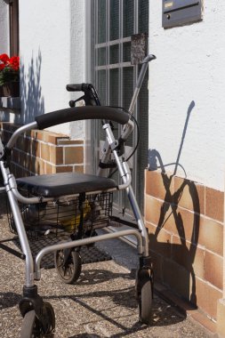 Rollator Güney Almanya kırsalında sıcak Temmuz yaz günü evin kapısının önünde