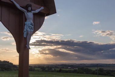bir Eylül akşam gökyüzü güney Almanya stuttgart şehir aşağı gidiş güneşin turuncu ve sarı renkleri gri mavi yakınlarındaki kırsal alanda üzerinde haç
