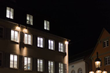citylights Kasım önce Noel zamanı sonbahar ayı cepheler ve bir pazarda bir şehir Güney Almanya'nın mimarisi ile gece