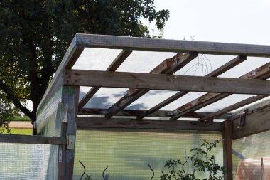 bir kulübede bir sıcak yaz gününde çeşitli kulübe Bahçe ve Güney Almanya stuttgart yakınlarındaki bir alanda depolama ve Bahçe aletleri için küçük göğüsler vardır