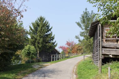 Güney Alman kırsal Eylül düşüşü ve ahşap eldered plakalar gri rengini içinde ahşap kulübe