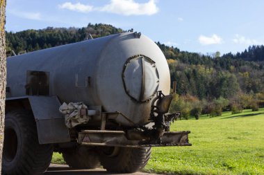 Güney Almanya'nın kırsal kırsalında sıvı gübre getirerek traktor