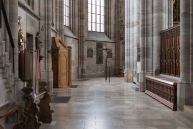 Bavyera bir tarihi şehir Güney Almanya'da yaz, süs eşyaları ve Bayramı ve tavan yanı sıra banklar ve duvar panoları ve kapı kilit resmi görmek