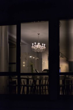 tarihsel cephe duvar ve bir kafe restoran lambalar ve Güney Almanya City stuttgart town yakınındaki bir Ekim gecesi ışıklar