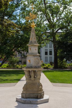 sunclock Güney Almanya Temmuz yaz günü mavi gökyüzü ile tarihsel rokoko Park'ta