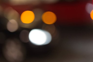 citylights tarafından geçen trafik ve neon lambalar ile arkasında storefronts bokeh etkileri ile gece parlamasına