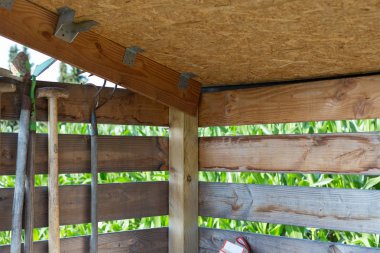 bir kulübede bir sıcak yaz gününde çeşitli kulübe Bahçe ve Güney Almanya stuttgart yakınlarındaki bir alanda depolama ve Bahçe aletleri için küçük göğüsler vardır