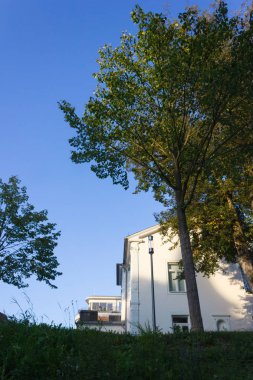 cephe mimarisi ve Eylül ayında bir şehir ağaçlarının city stuttgart yakınındaki Güney Almanya'da sezon sonbahar