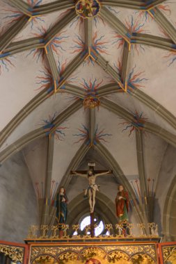 Güney Almanya'da Güz, tarihsel bir şehirde bir Şapel süsler ve Bayramı ve tavanlar gibi banklar ile görmek ve duvar panoları ve kapı kilidi sanat çalışmaları bir güneşli Pazar düşmek