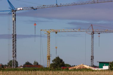 çok güneşli Güney Almanya'da Ağustos sen anız alan stuttgart yakınlarındaki bir alanda mavi yaz göğün altında arkasında vinç bkz: işçi