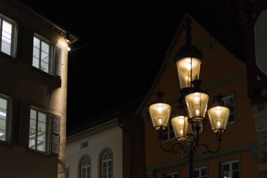 citylights Kasım önce Noel zamanı sonbahar ayı cepheler ve bir pazarda bir şehir Güney Almanya'nın mimarisi ile gece