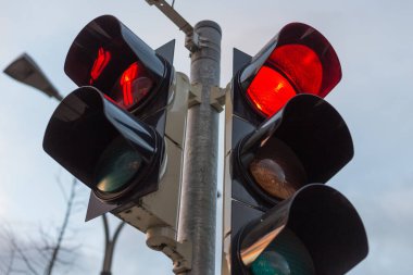 trafik ışıkları ve cepheler yakınındaki günbatımı sonbahar Kasım döneminde Güney Almanya Münih ve stuttgart yakınındaki tren istasyonu