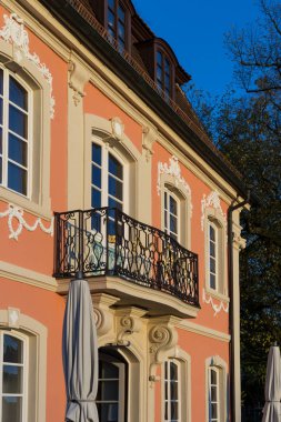 Mimari Cephe ve binalar bir şehir bir Ekim tarihleri arasında Batı Almanya'nın ayrıntılarda sonbahar akşam parlak günbatımı