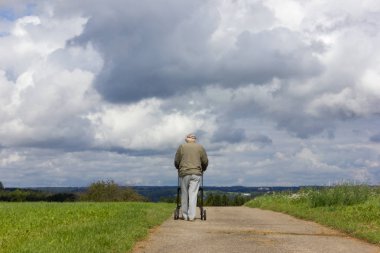 yeşil alan ve mavi gökyüzü rollator yaz Eylül city stuttgart yakınındaki kırsal manzara burada güneşli gün ucundaki komuta sizde ile yanında bir yolda