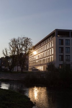 Mimari Cephe ve binalar bir şehir bir Ekim tarihleri arasında Batı Almanya'nın ayrıntılarda sonbahar akşam parlak günbatımı