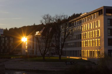 günbatımı güneş ışınları çok açık ve mavi gökyüzü ve harika sulu boya ile ördek yüzme odaklanmak ile Münih ve stuttgart şehirlere yakın Güney Almanya'nın tarihsel bir şehirde bir Kasım akşamı