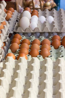 çok güneşli Güney Almanya'da Temmuz ayında stand ile bir şehir sokak piyasada ödeme ve depolama kabin yumurtalarının kapalı da yiyecek toplama kutusuna el eller görmek