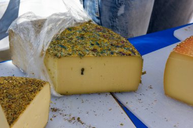 Paketleme-ambalaj ve ambalaj ve Güney Almanya tarihi şehir, semt pazarı bazı peynir çeşitleri, bir yaz sabahı Porsiyonlama