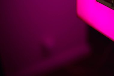 Münih ve stuttgart yakınındaki Güney Alman bir şehirde bir Kasım gecesi Neon Pembe görüntüler