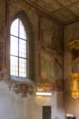 Güney Almanya'da Güz, tarihsel bir şehirde bir Şapel süsler ve Bayramı ve tavanlar gibi banklar ile görmek ve duvar panoları ve kapı kilidi sanat çalışmaları bir güneşli Pazar düşmek