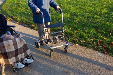 Rollator kırsal kesimde bir şehir Güney Almanya'nın üst düzey Bayan ile