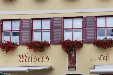 Bavyera bir tarihi şehir Güney Almanya'da yaz, eski ahşap Ahşap çerçeve yapılar pencereler, kapılar ve süslemeleri ile bile zaman dinlendirici bir tatil için romantik bir yer vardır