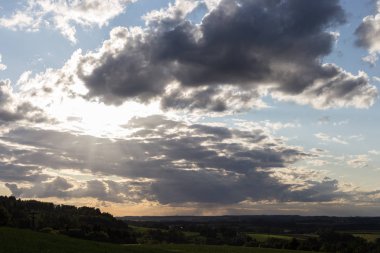 günbatımı kırsal manzara ve rengi mavi ve sarı ya da turuncu gökyüzü güney Almanya stuttgart şehir yakınındaki bir kırsal kesimde Tarih alanıyla üzerinde Eylül akşamı