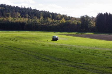 Güney Almanya'nın kırsal kırsalında sıvı gübre getirerek traktor