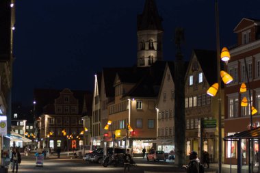 citylights Kasım önce Noel zamanı sonbahar ayı cepheler ve bir pazarda bir şehir Güney Almanya'nın mimarisi ile gece