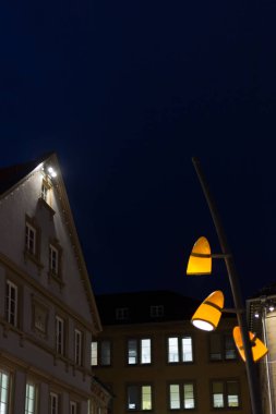 citylights Kasım önce Noel zamanı sonbahar ayı cepheler ve bir pazarda bir şehir Güney Almanya'nın mimarisi ile gece