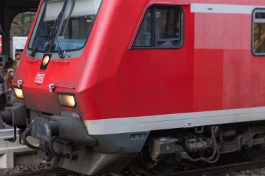Trainstation tarafından geçen tren ve Münih ve stuttgart yakınındaki güney Almanya şehirde altyapısıyla raylar ile