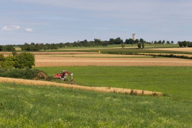 Digger ile kulübe ve bir Mısır alan kırsal manzara Münih şehir ve stuttgart yakınındaki güney Almanya kırsalında yeryüzünde