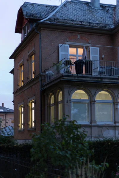 Historické Fasády Okna Lampy Světla Říjnové Noci Jižním Městě Německo — Stock fotografie