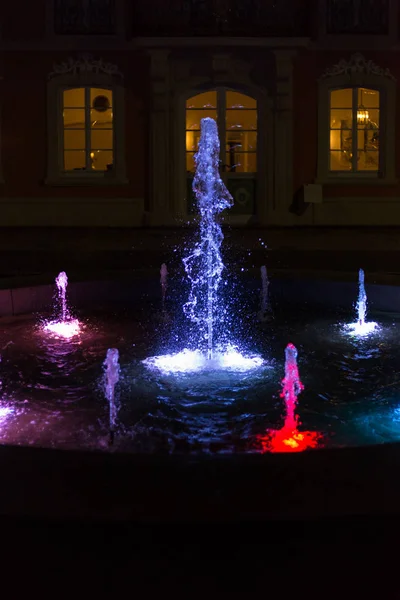 Fonte Água Colorida Noite Parque Uma Cidade Histórica Alemanha Sul — Fotografia de Stock