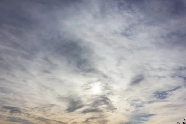 フェーンの空と雲秋 月都市ミュンヘン シュトゥットガルトの近く南ドイツの田舎で — ストック写真