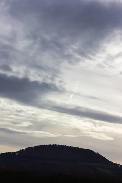 フェーンの空と雲秋 月都市ミュンヘン シュトゥットガルトの近く南ドイツの田舎で — ストック写真