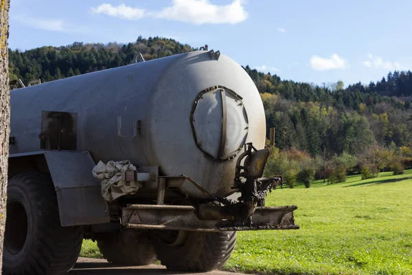 德国南部农村拖拉机的液体粪便 — 图库照片