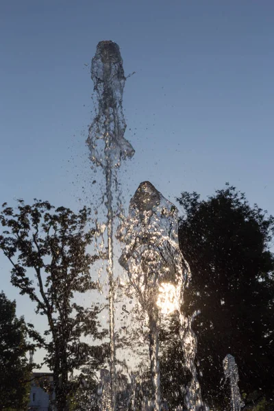 春天的喷泉在早晨的阳光 — 图库照片